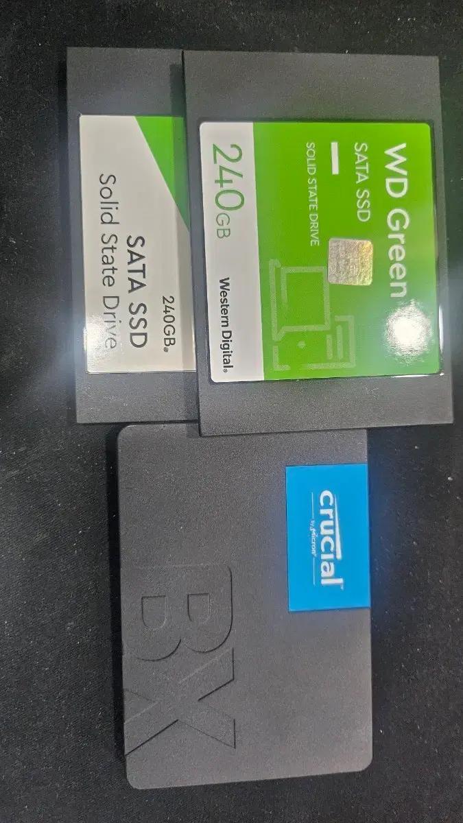wd 240g 2개 crucial 240g 1개