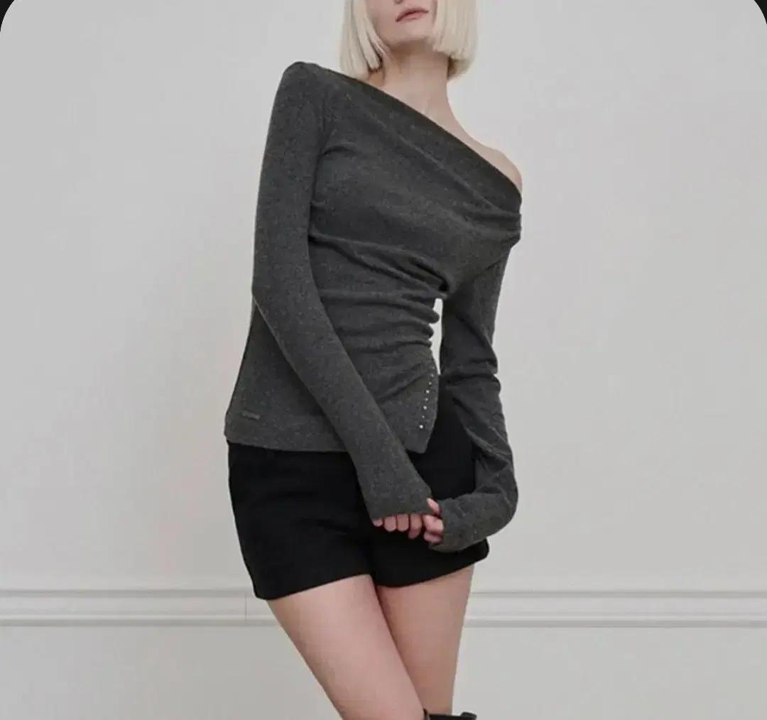 (새상품)이네기 오프숄더 지젤 studded top 차콜
