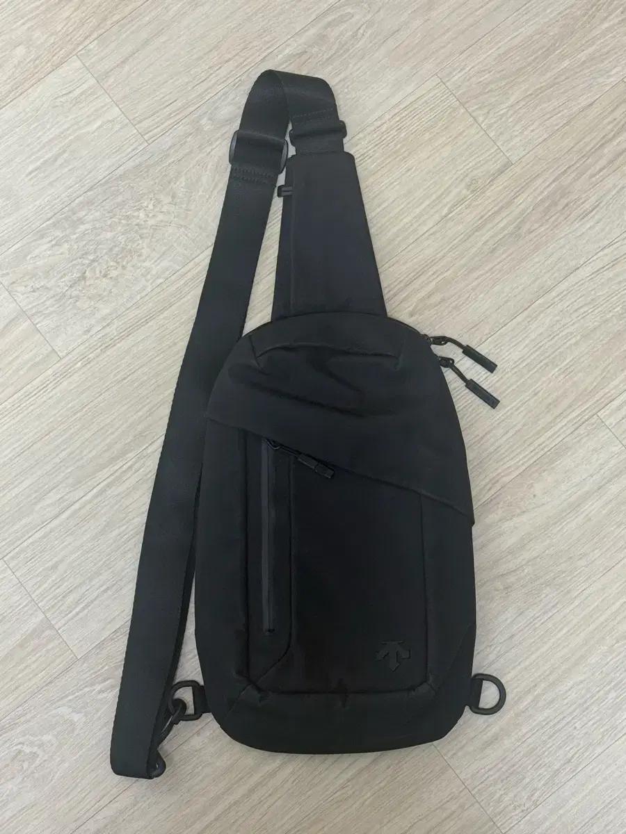 데상트 슬링백 (Black)