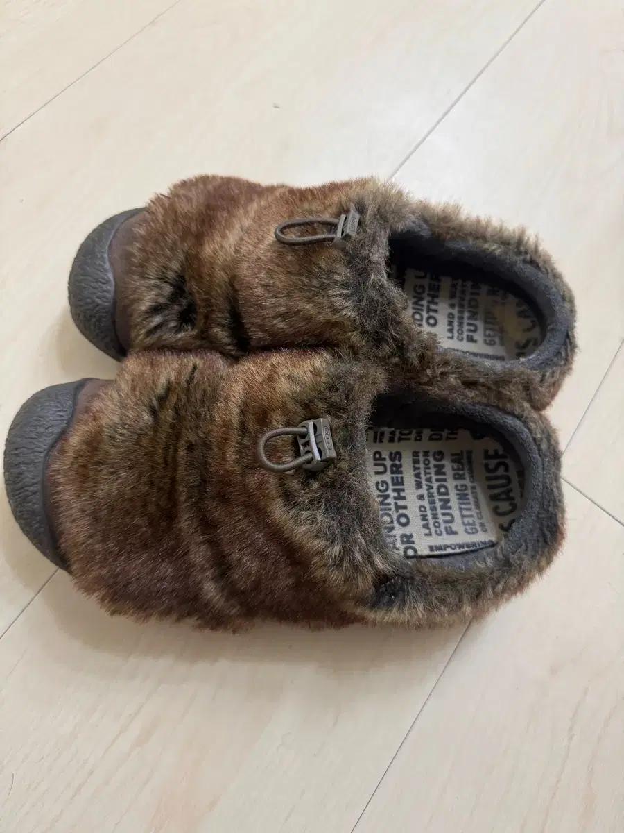 KEEN 킨 털 슬리퍼 브라운 37.5