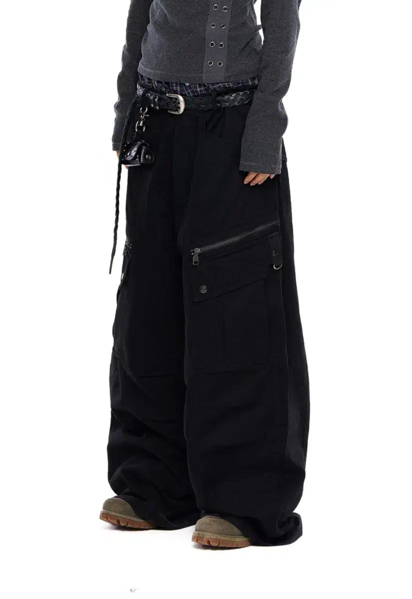 aakam knee pintuck cargo pants
