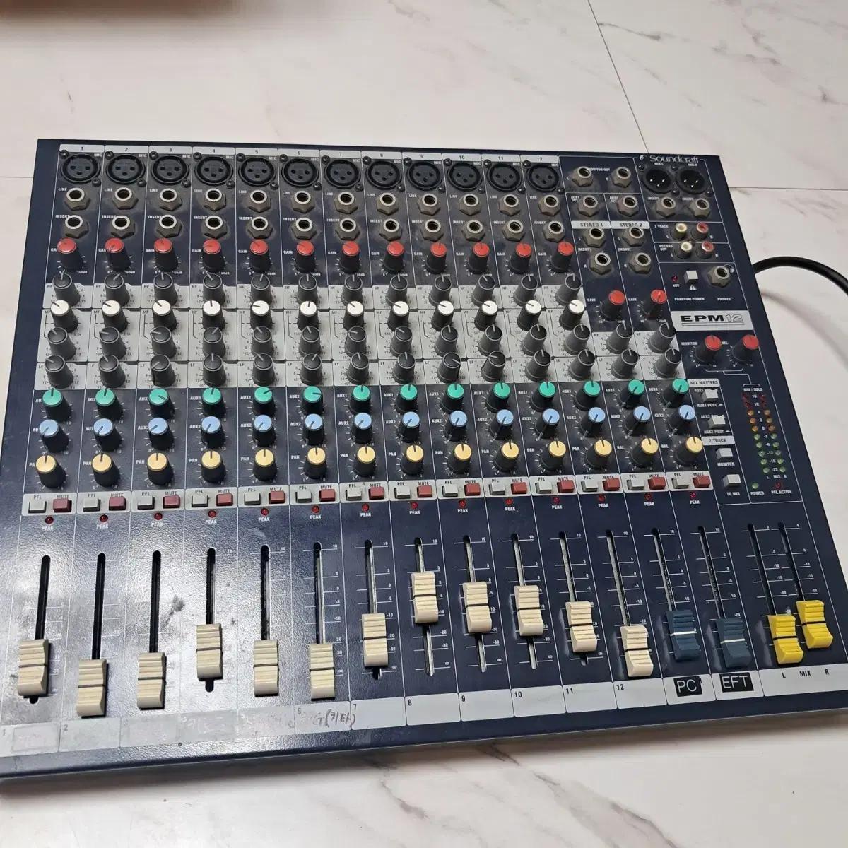 Soundcraft EPM12 믹서