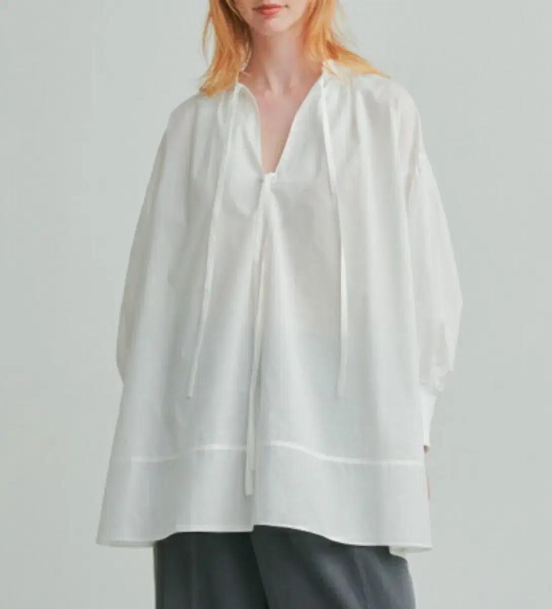 새상품 KHAKI 블라우스 (일본브랜드, 정가30만 빔즈매장구매)