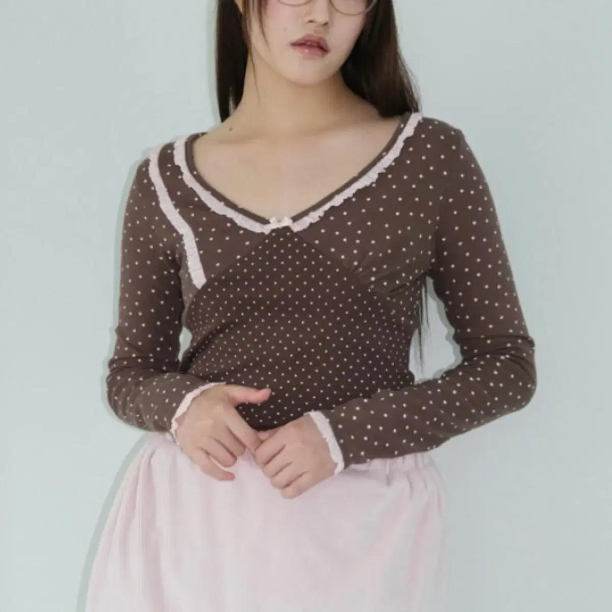 샤키리 Exclusive STARRY LACE TOP BROWN