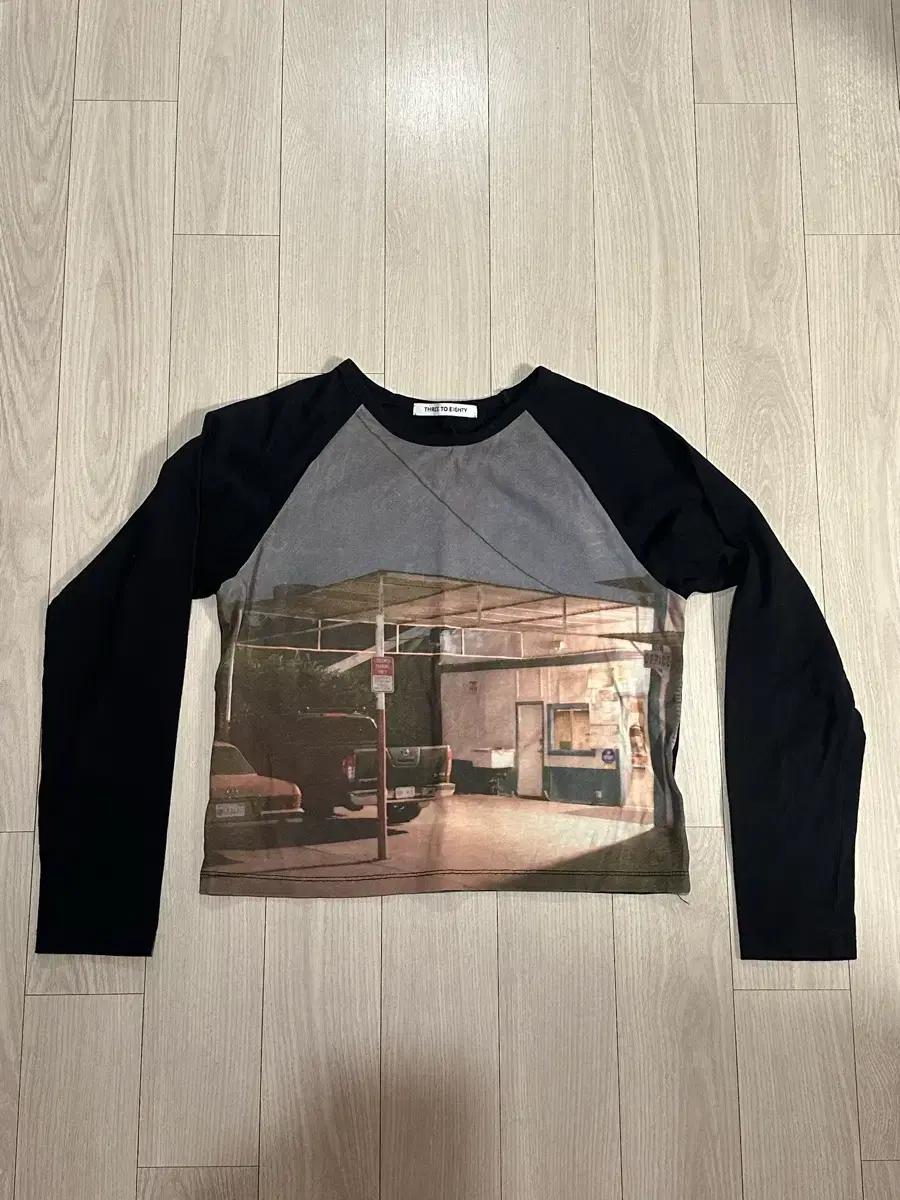 쓰리투에이티 Printed Reglan T-Shirt (Black)