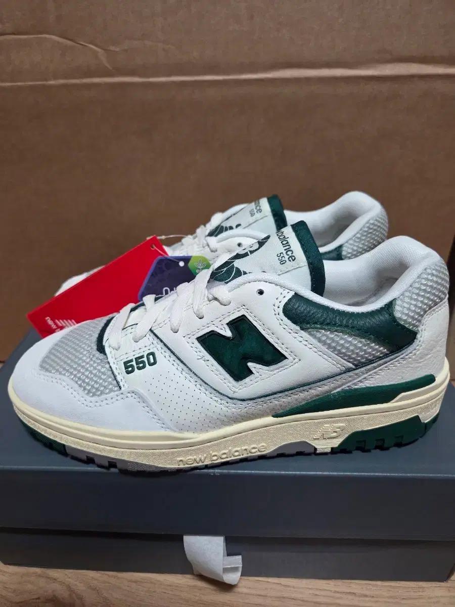 뉴발란스 550 BB550CPE 235사이즈 새상품