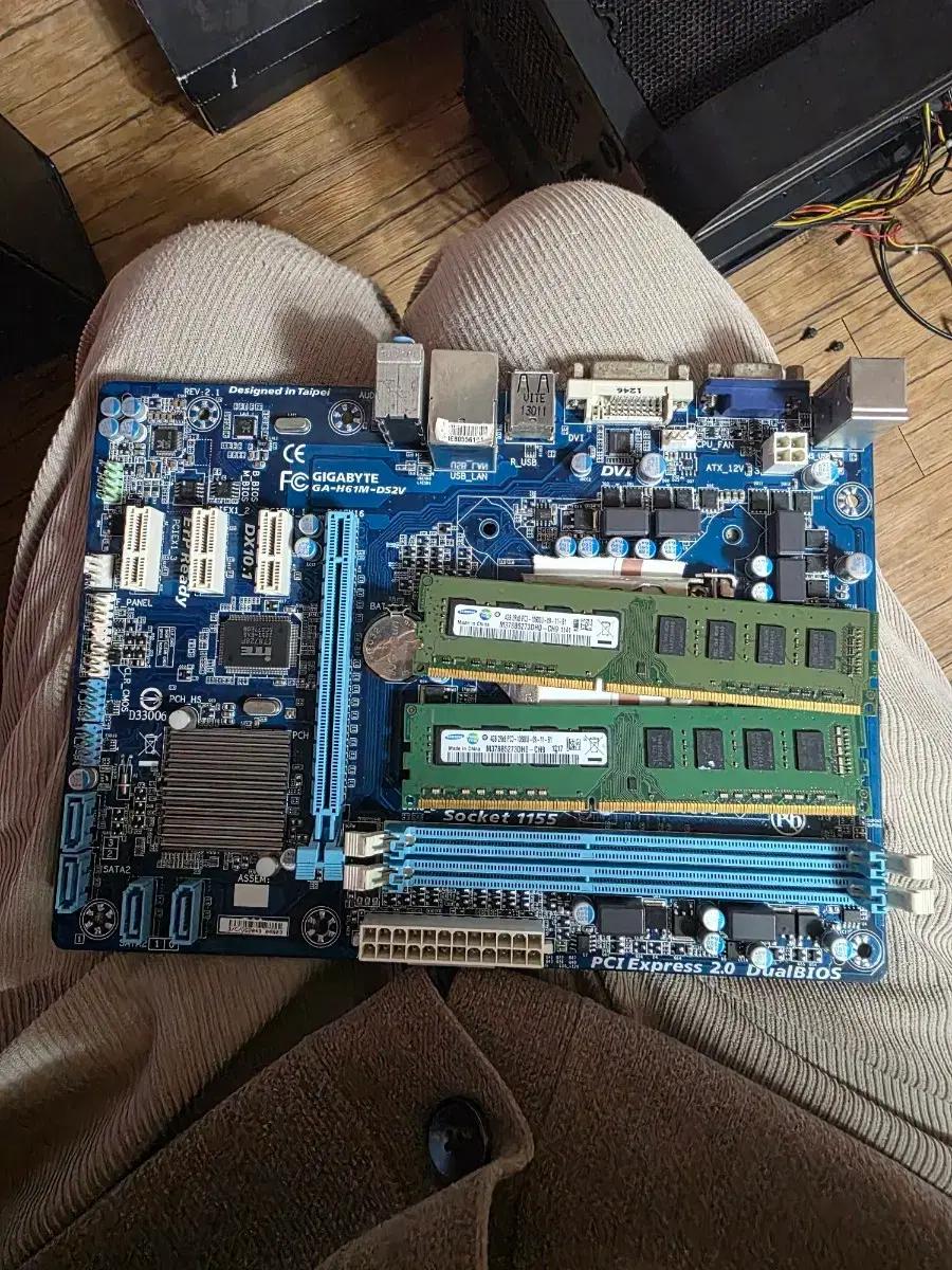 기가바이트 GA-H61M-DS2V 메인보드 램 8기가