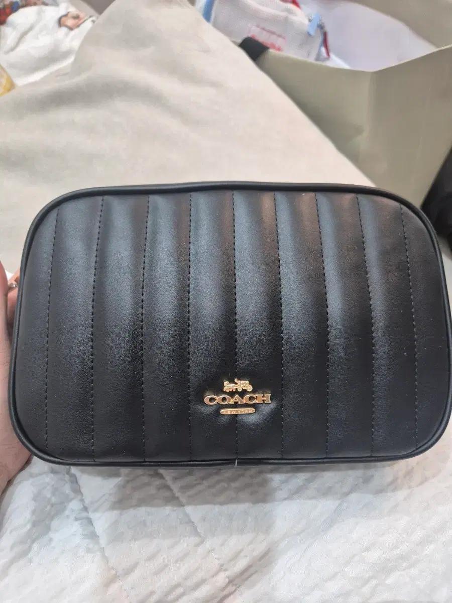 코치 블랙 퀼팅 카메라백 미니백
