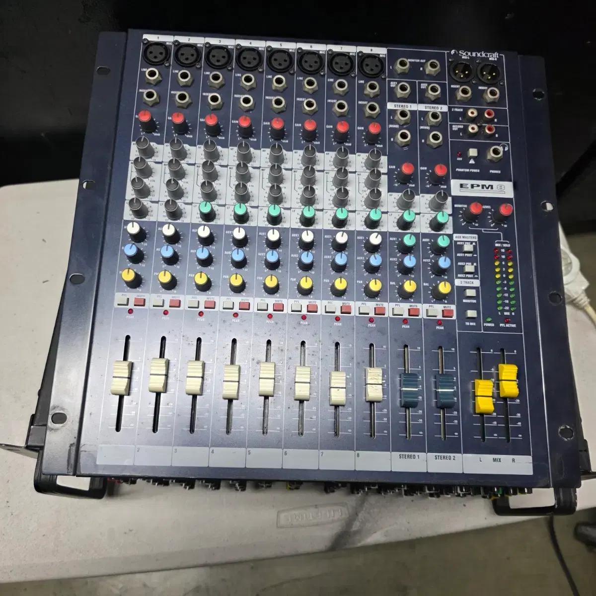 Soundcraft EPM8 믹서