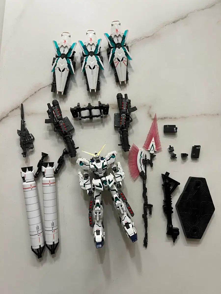 조립품 RG 풀아머 유니콘 판매합니다(먹선, 데칼완료)