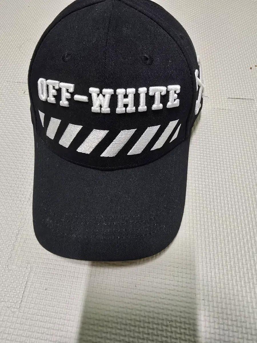 오프화이트 블랙 볼캡입니다