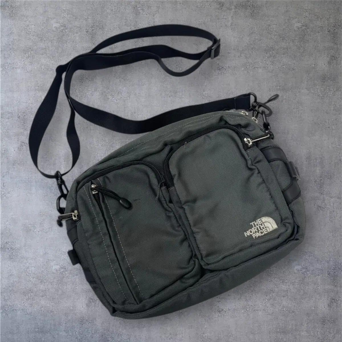 노스페이스 The north face 차콜 멀티포켓 크로스백