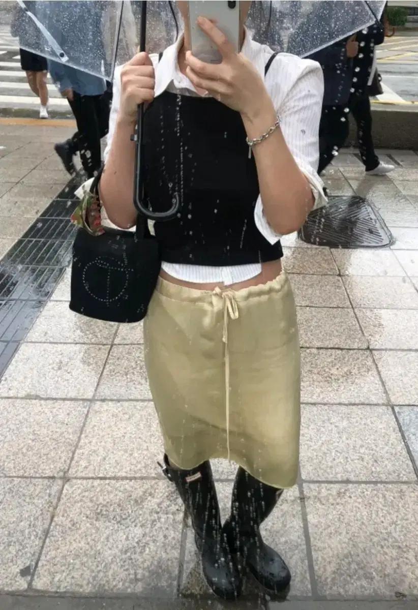 새틴 로우라이즈 실키 미디스커트