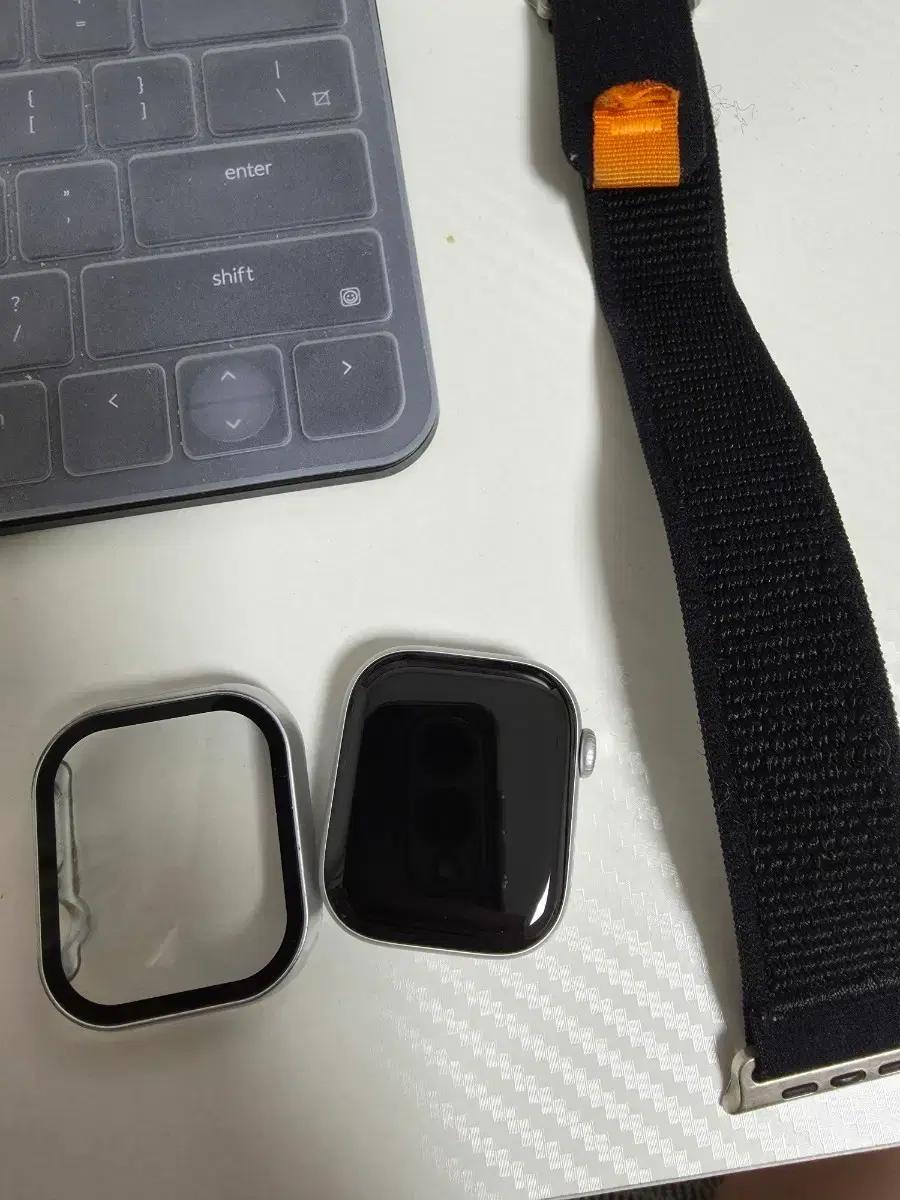 애플워치11 42mm GPS 실버 팝니다