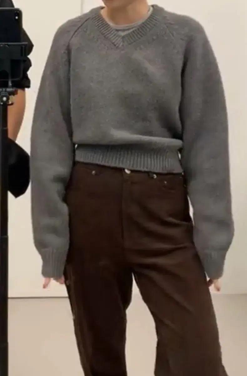 어그스트 브이넥 니트 차콜