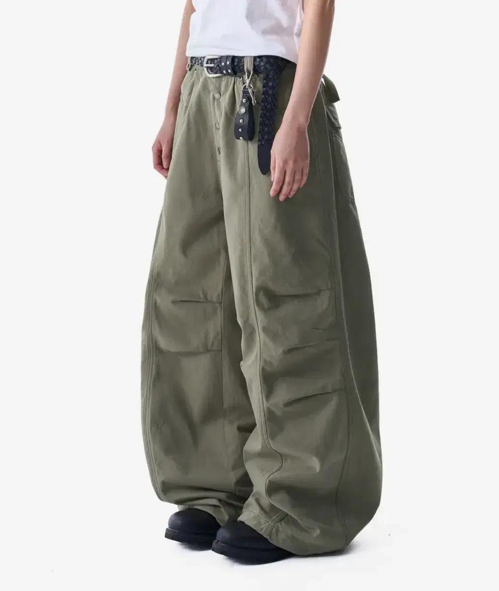 아캄 Knee Pin-tuck Studded Cotton Pants