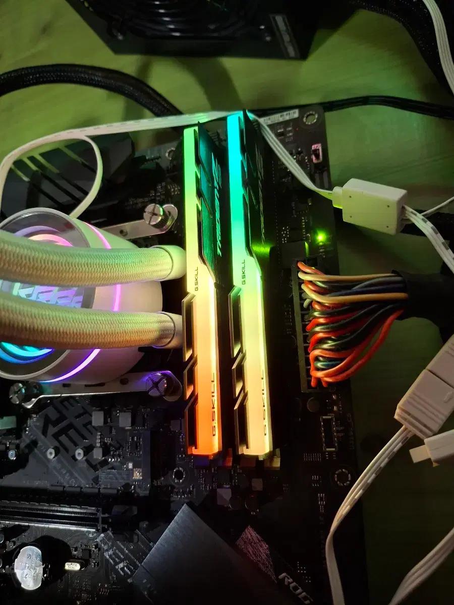 지스킬 트라이던트Z RGB DDR4 16GB (8x2) 메모리 램