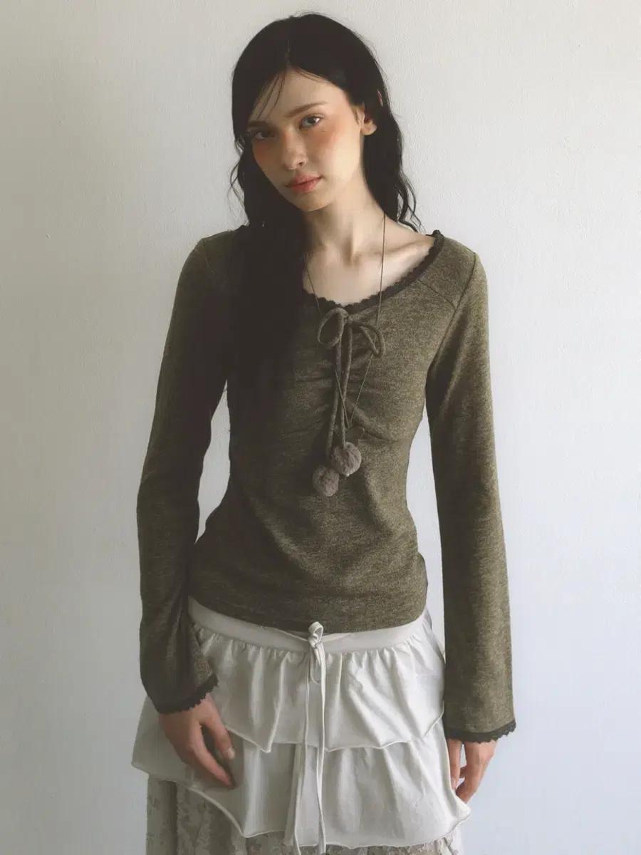 배드블루 Stilla Lace L/S Khaki 스틸라 레이스 티 카키