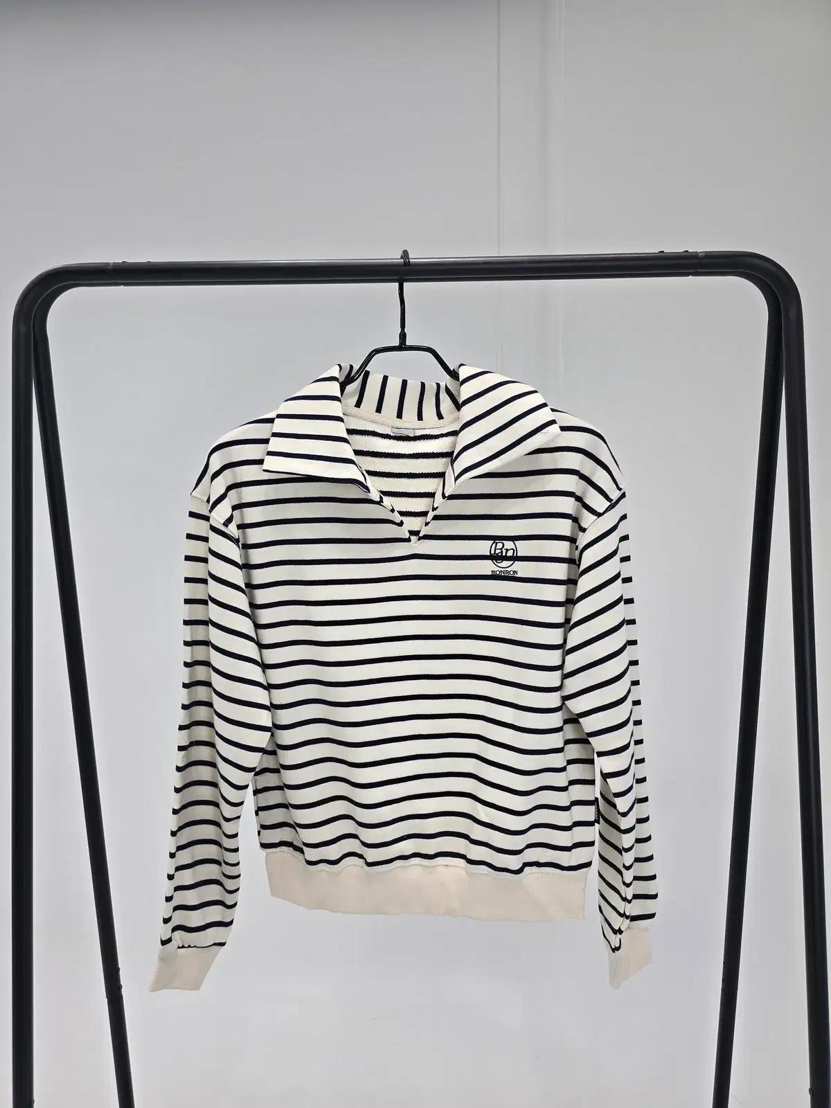 론론) STRIPE Collar T-shirt