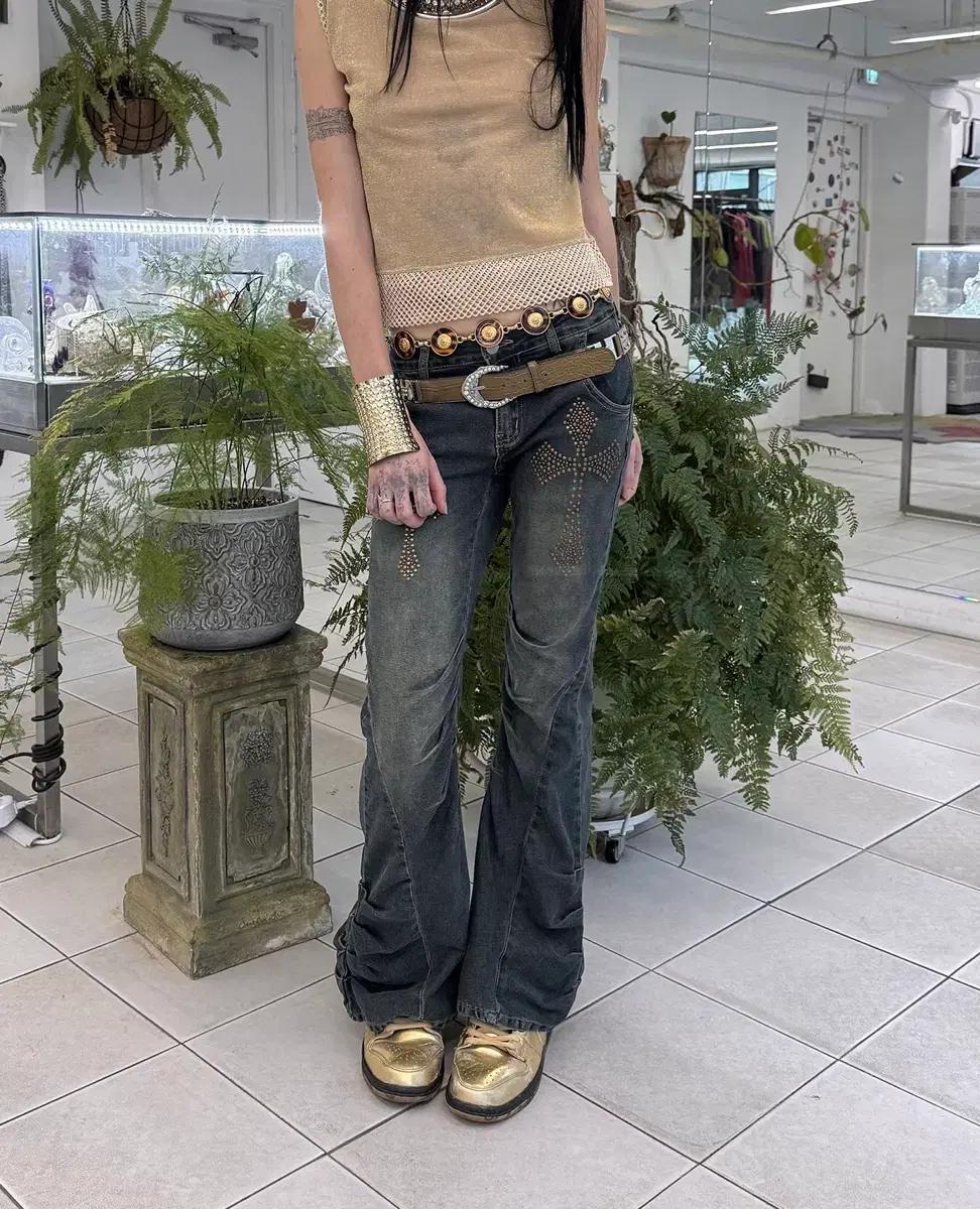 stud cross shirring jeans