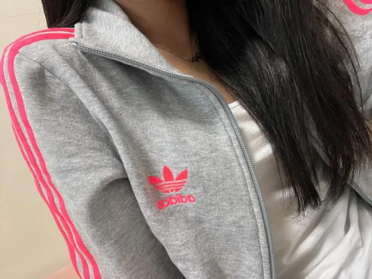 아디다스 빅로고 파이어버드 그레이 핑크