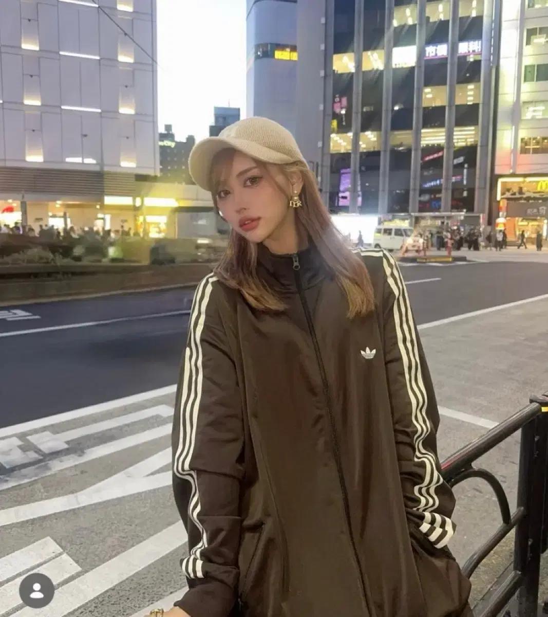 (새상품) 아디다스 오리지널스 트랙 자켓 젠더 뉴트럴 다크 브라운 원더