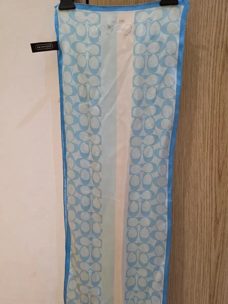 코치 시그니처 스카프 하늘색 판매합니다!