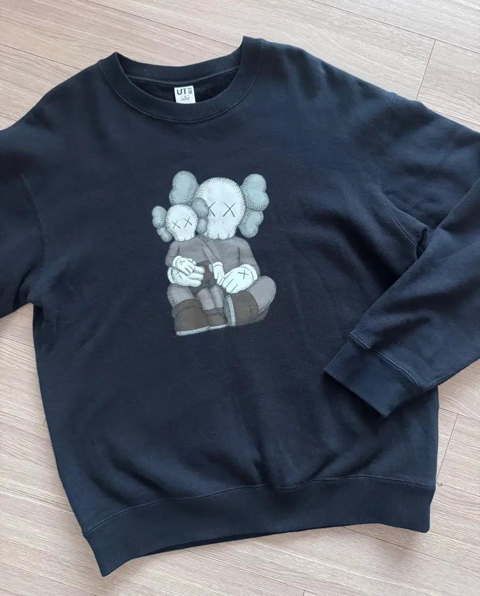 유니클로 KAWS 콜라보 맨투맨 M사이즈