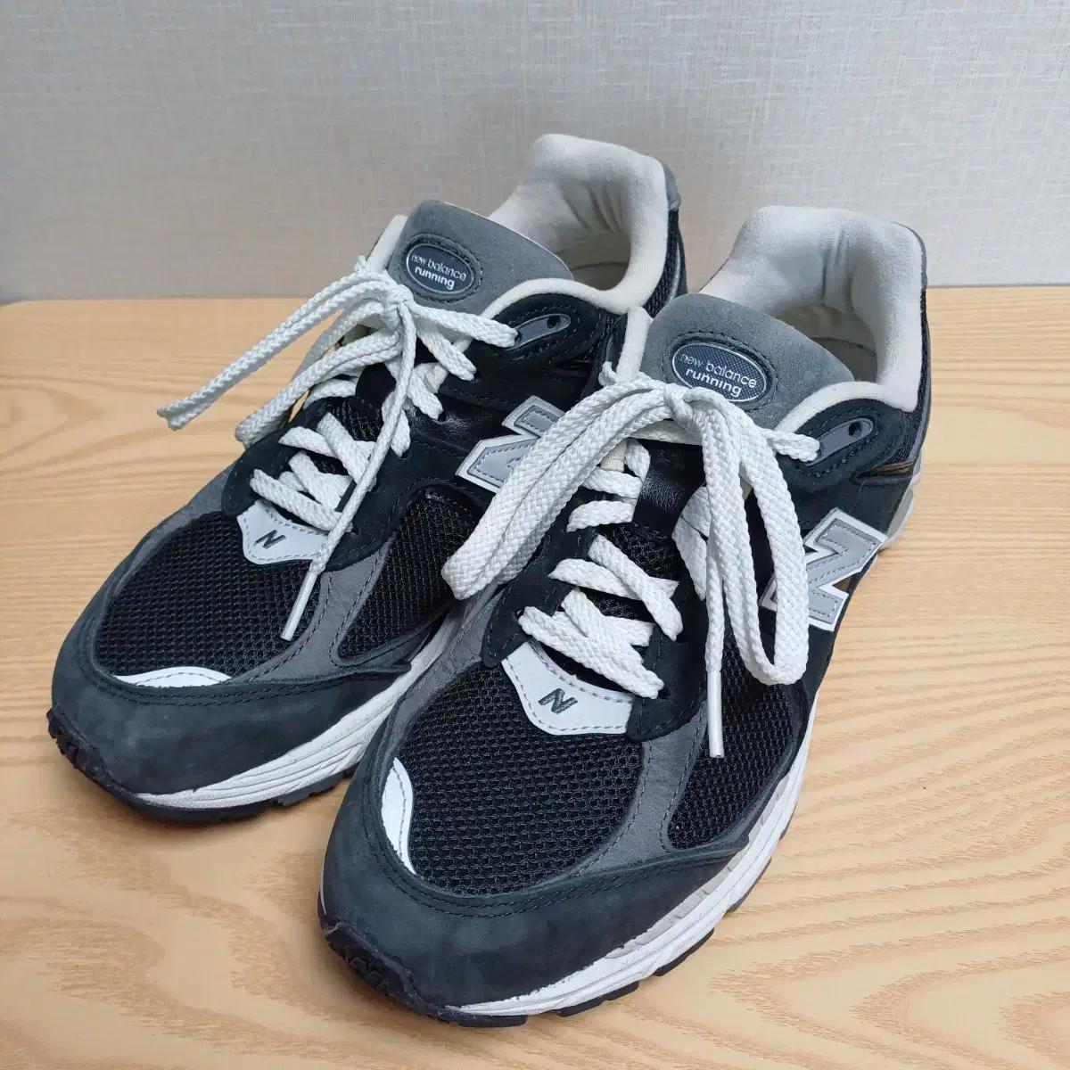 뉴발란스 2002r 프리미엄 빈티지 블랙 265사이즈
