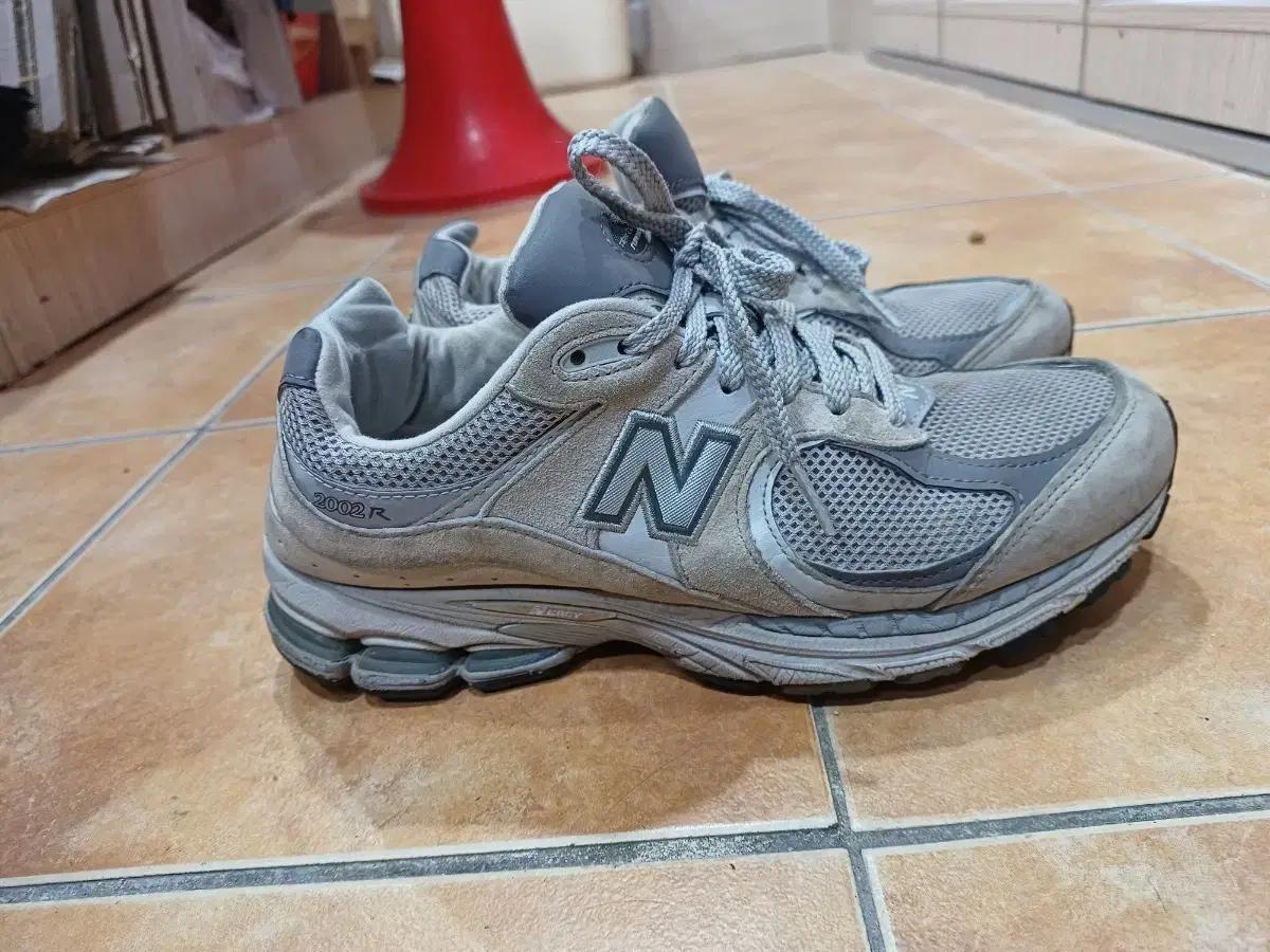 뉴발란스 2002R 그레이 운동화265(반값택배 무료배송)