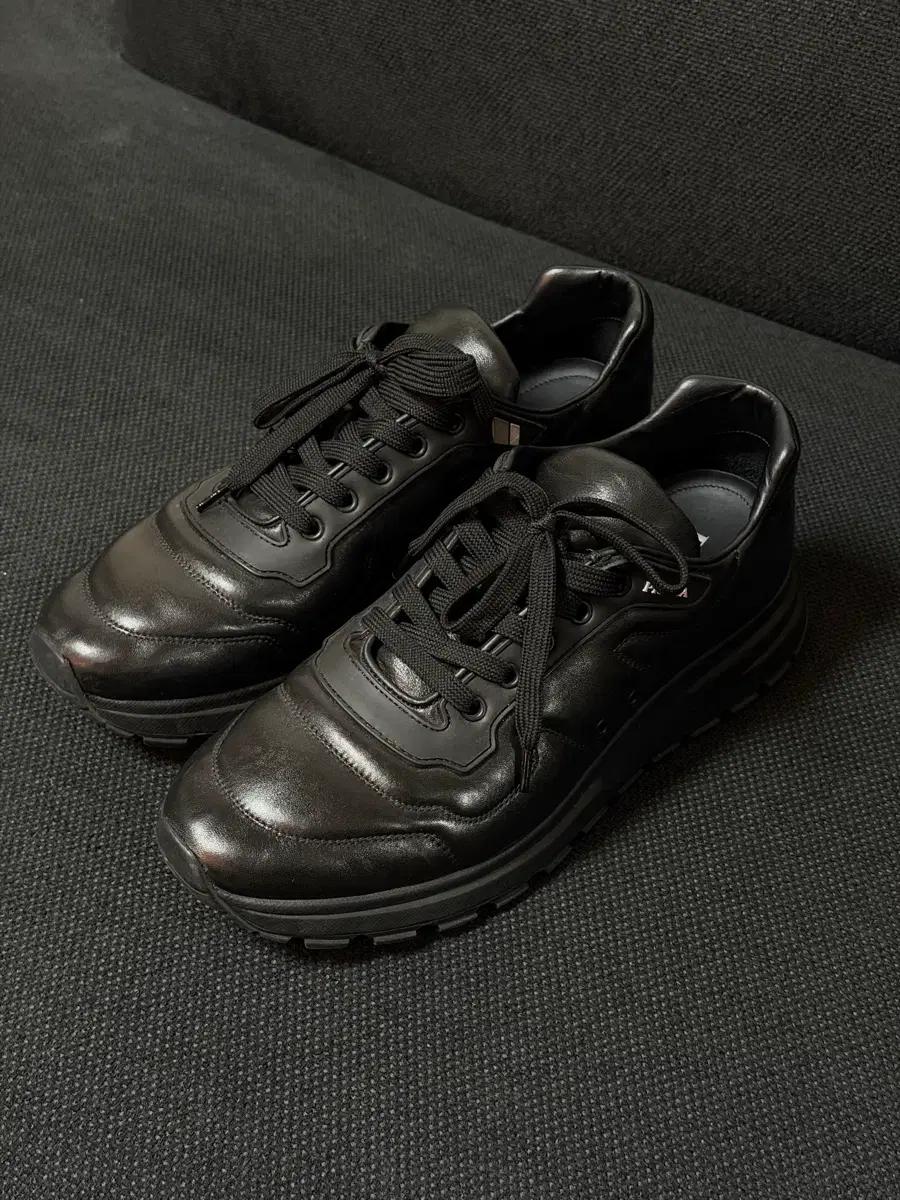 PRADA 프라다 블랙 레더 스니커즈 265-270 (6.5) 거의 새것