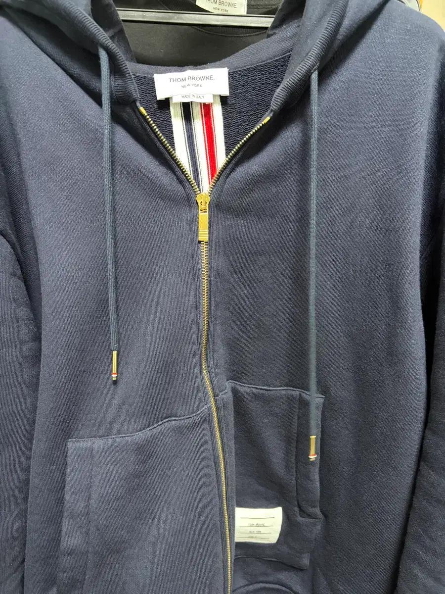톰브라운 후드집업