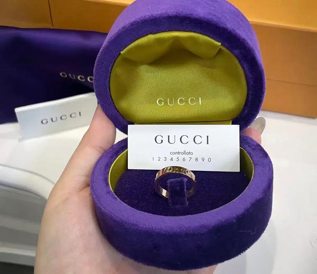 구찌 GUCCI 로고 문자 각인 광택 처리 18K 골드 여성 반지
