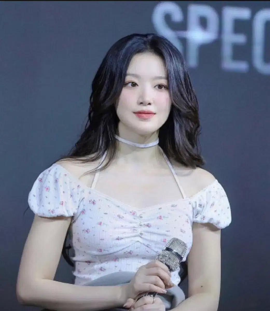 <아이린,슈화 착용>뉴얼린 리즈 셔링 버튼탑