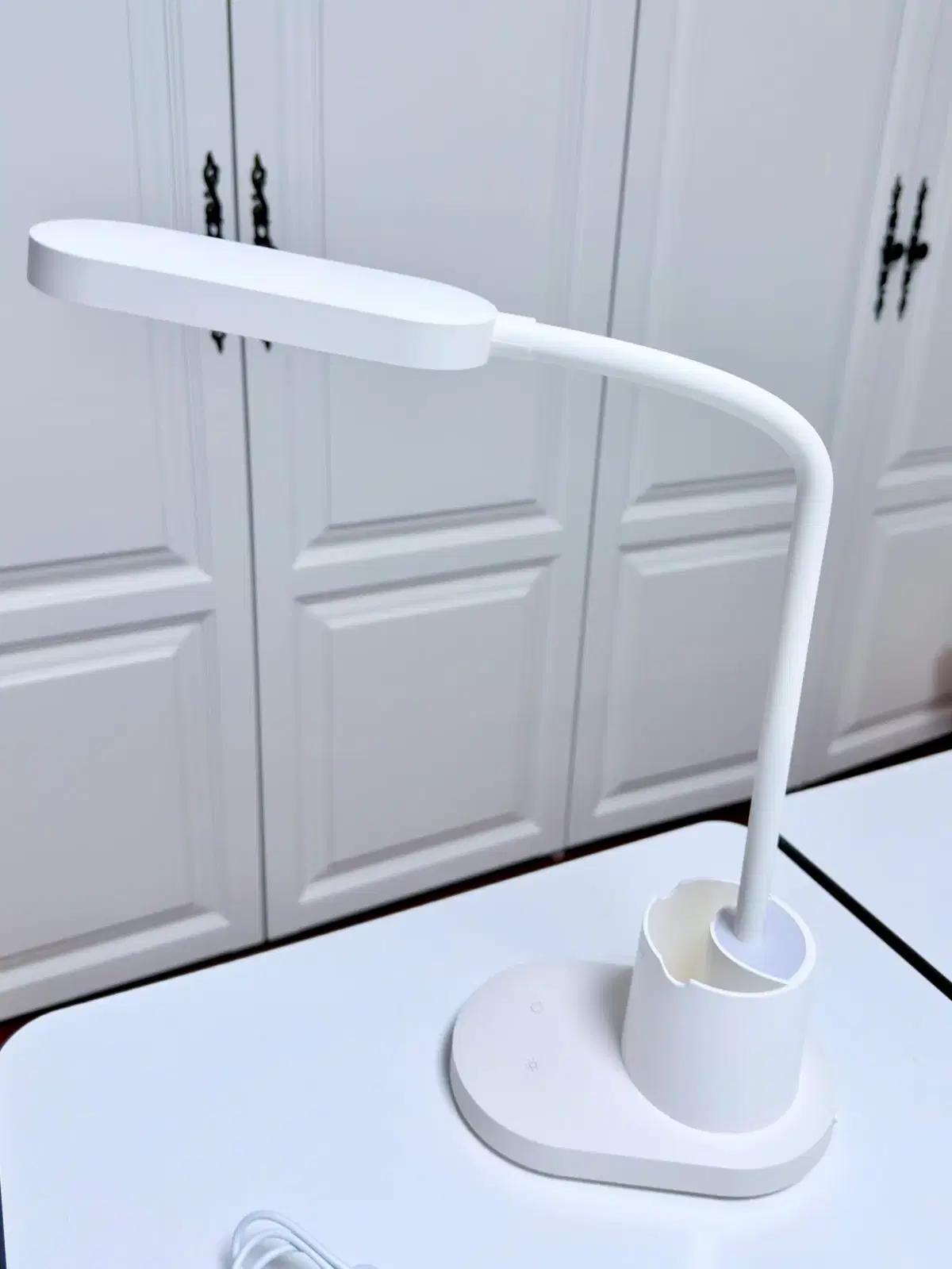 (거의 새것)필립스 Bucket LED 스탠드 DSK214 블루라이트차단