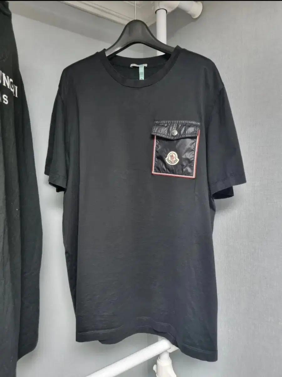 몽클레어 포켓 삼선 반팔 블랙