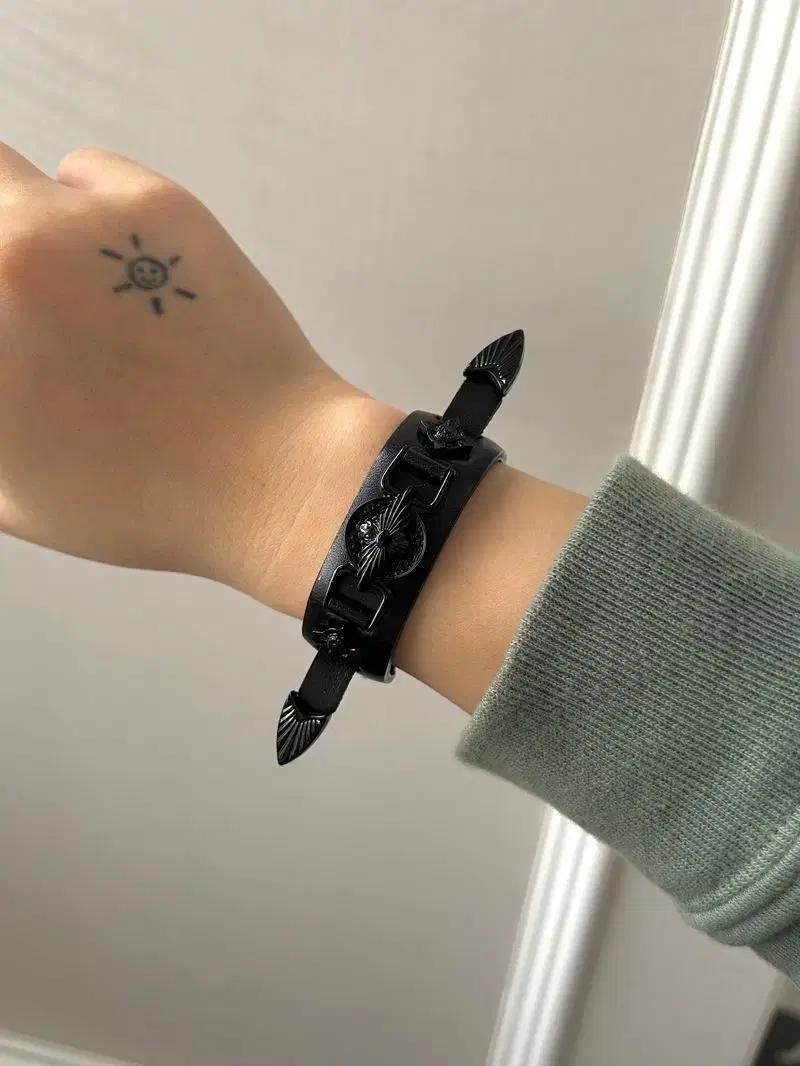TOGA 토가 CONCHO BELT BANGLE 콘초 벨트 뱅글
