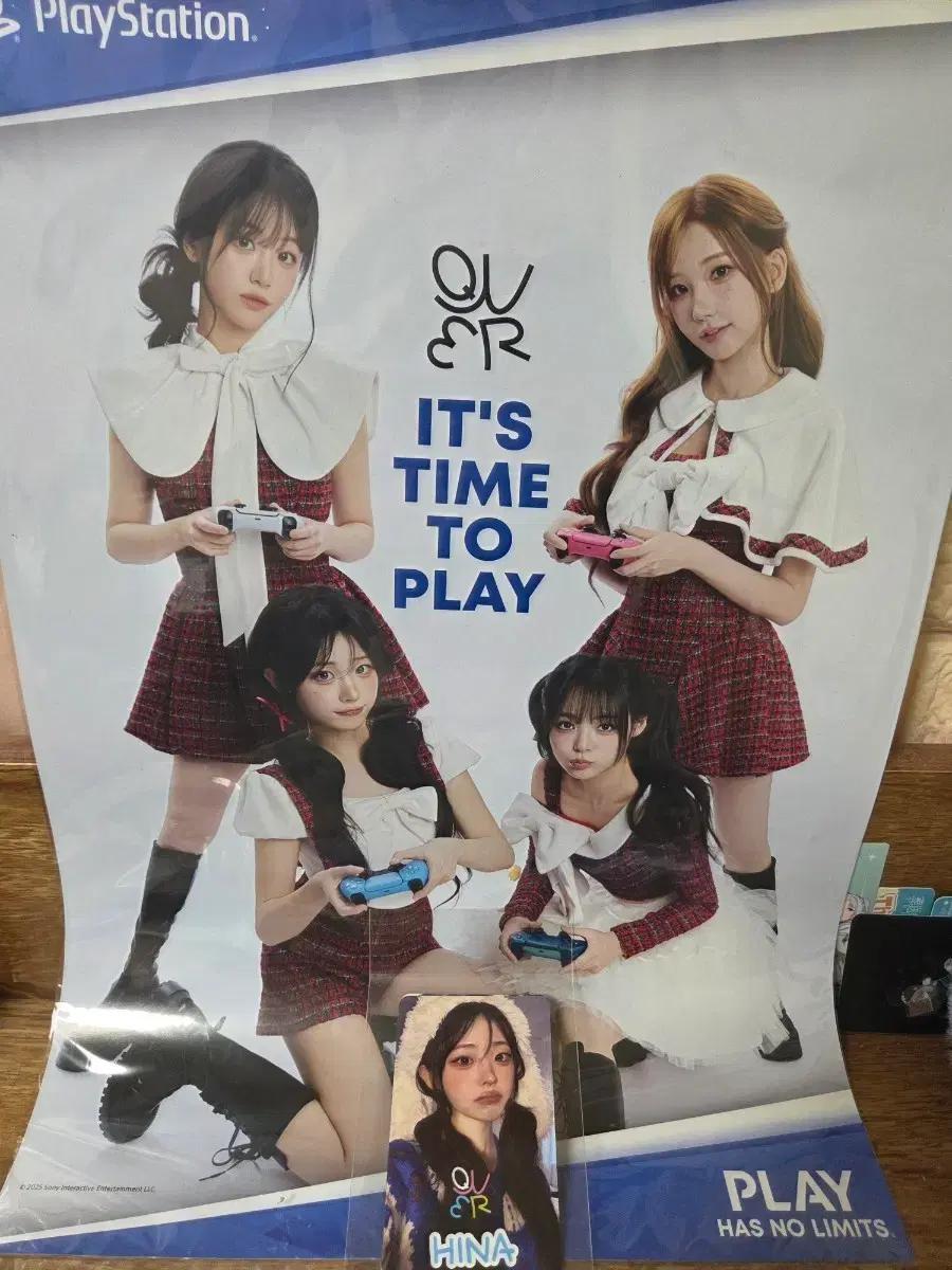 플레이스테이션 QWER 포스터 + 히나 시연 포토카드