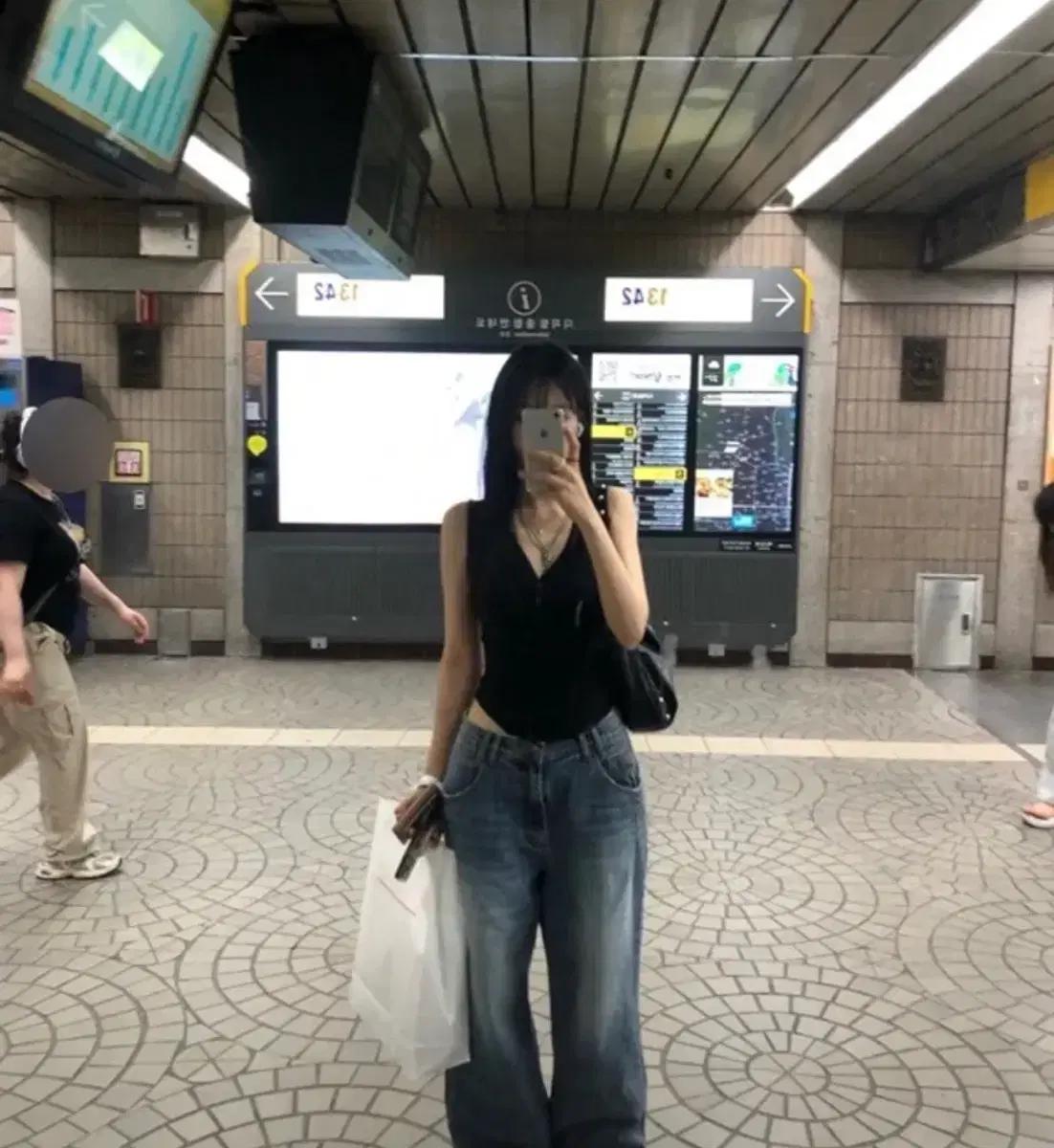 (새상품)플리즈노팔로우 Deba Sleeveless Top (Black)