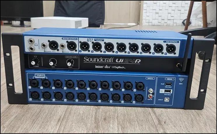사운드크래프트(Soundcraft) Ui24R 중고 24채널 디지털 믹서