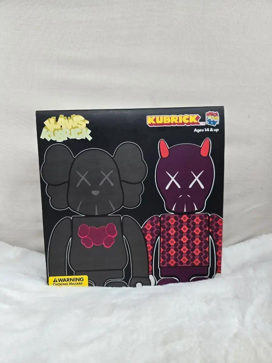 KAWS Kubrick 카우스 큐브릭 bus stop