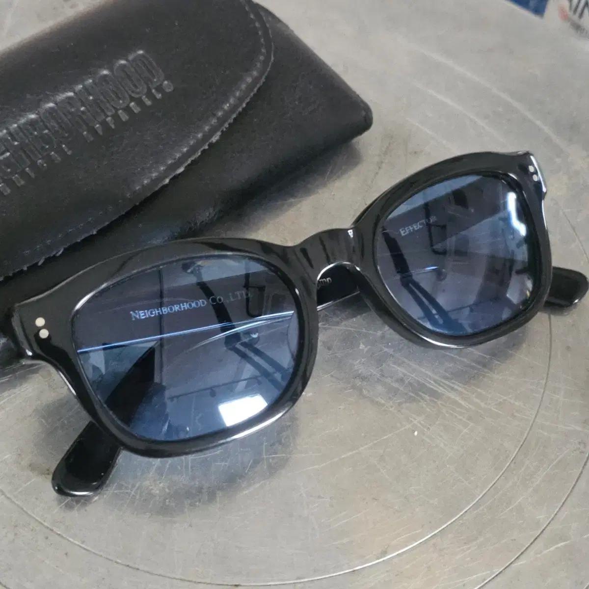 Neighborhood x Effector 검정 선글라스
