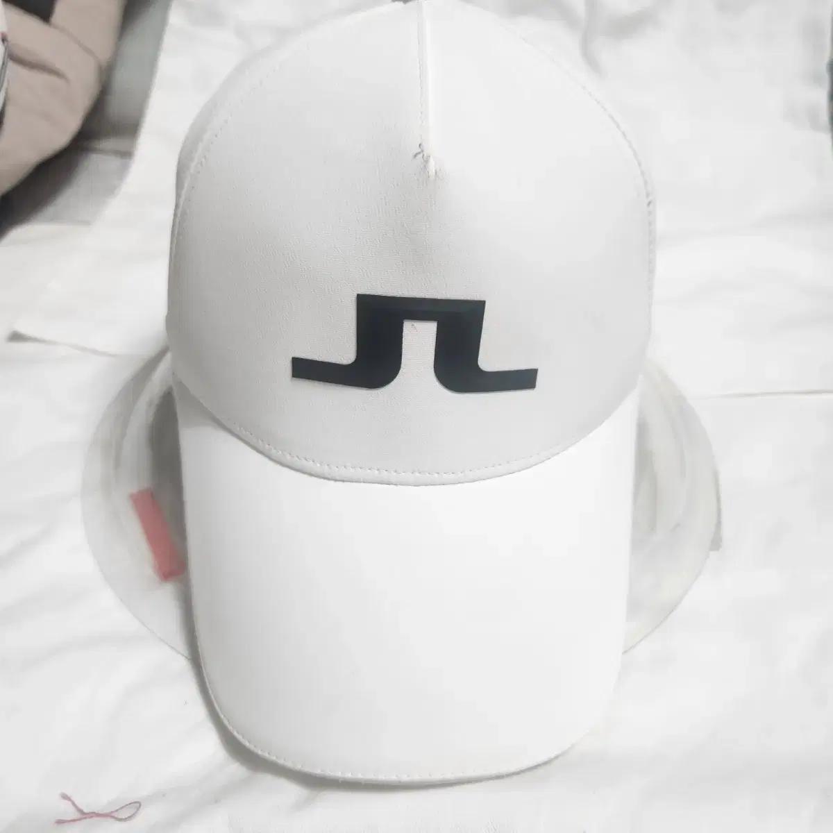 제이린드버그 JL 화이트 볼캡 모자
