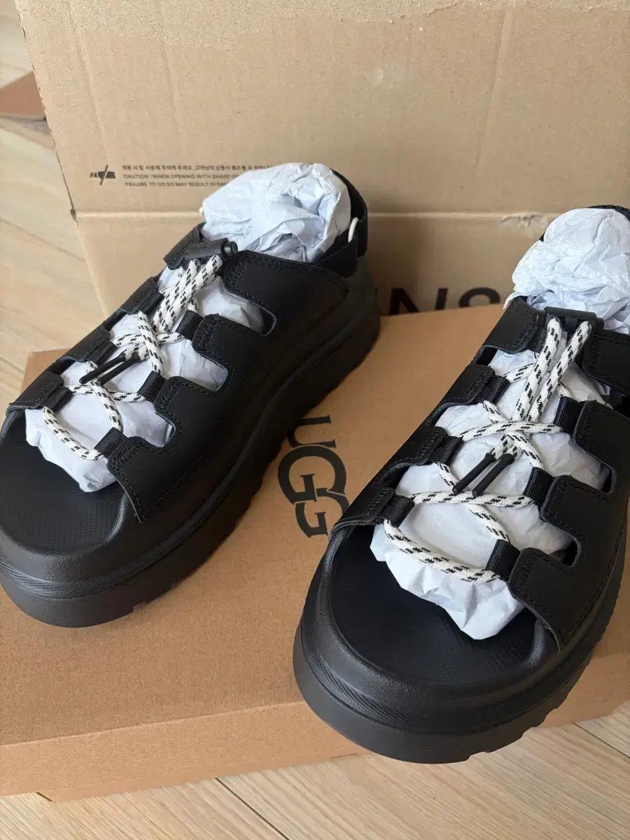 UGG 어그 블랙 샌들 새상품 급