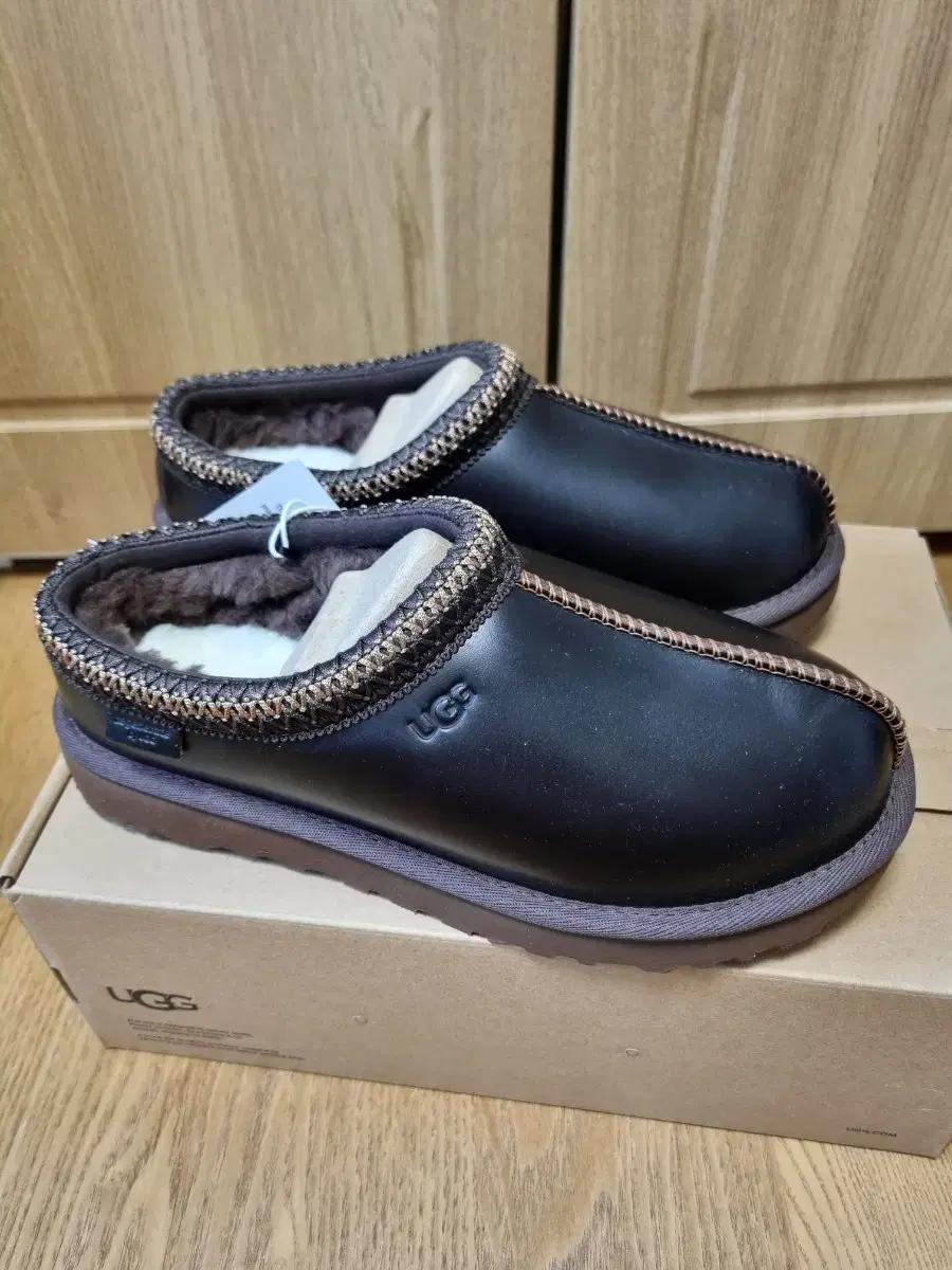 어그 UGG 레더 타스만 슬리퍼 7사이즈 240