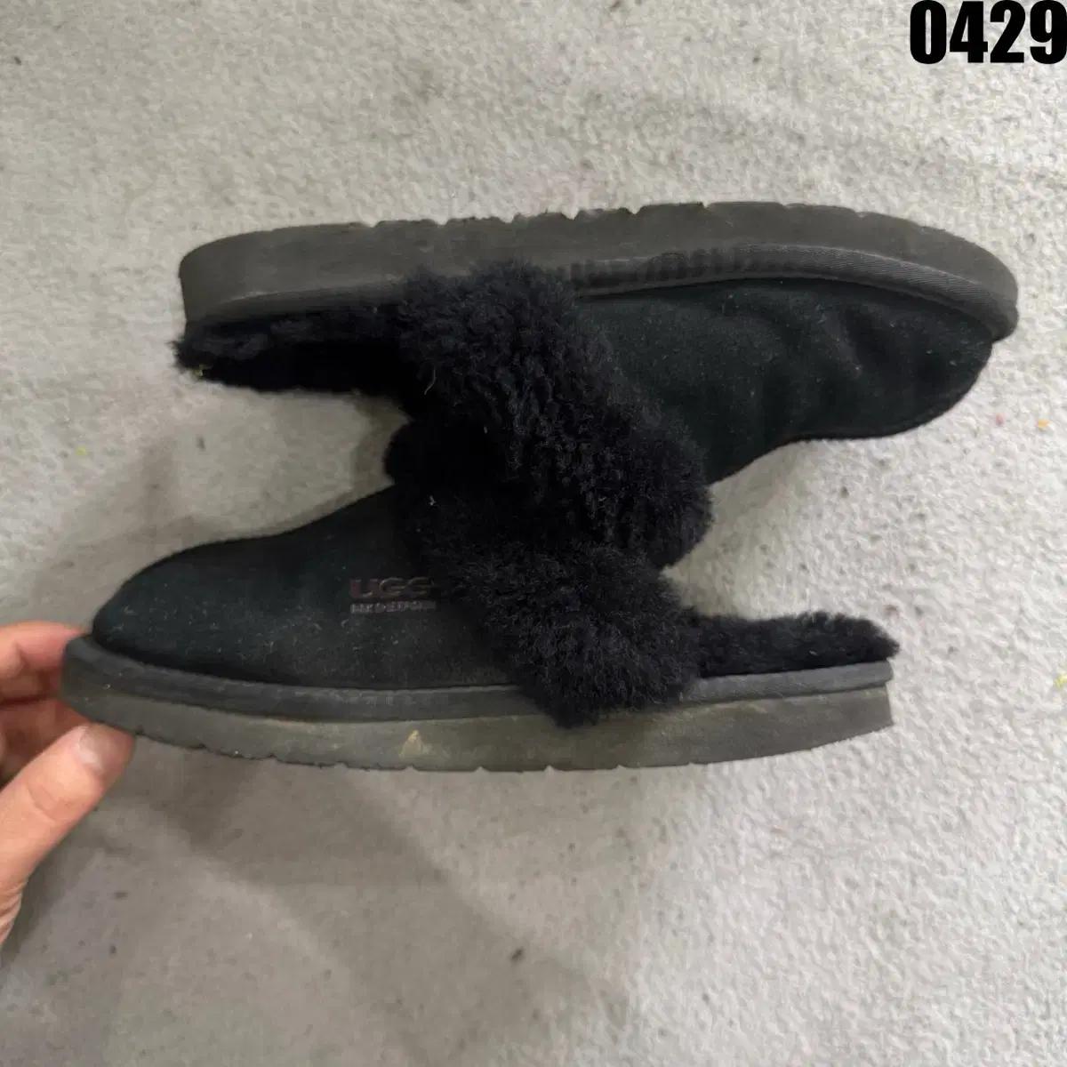 UGG 어그 블랙 털 슬리퍼 230