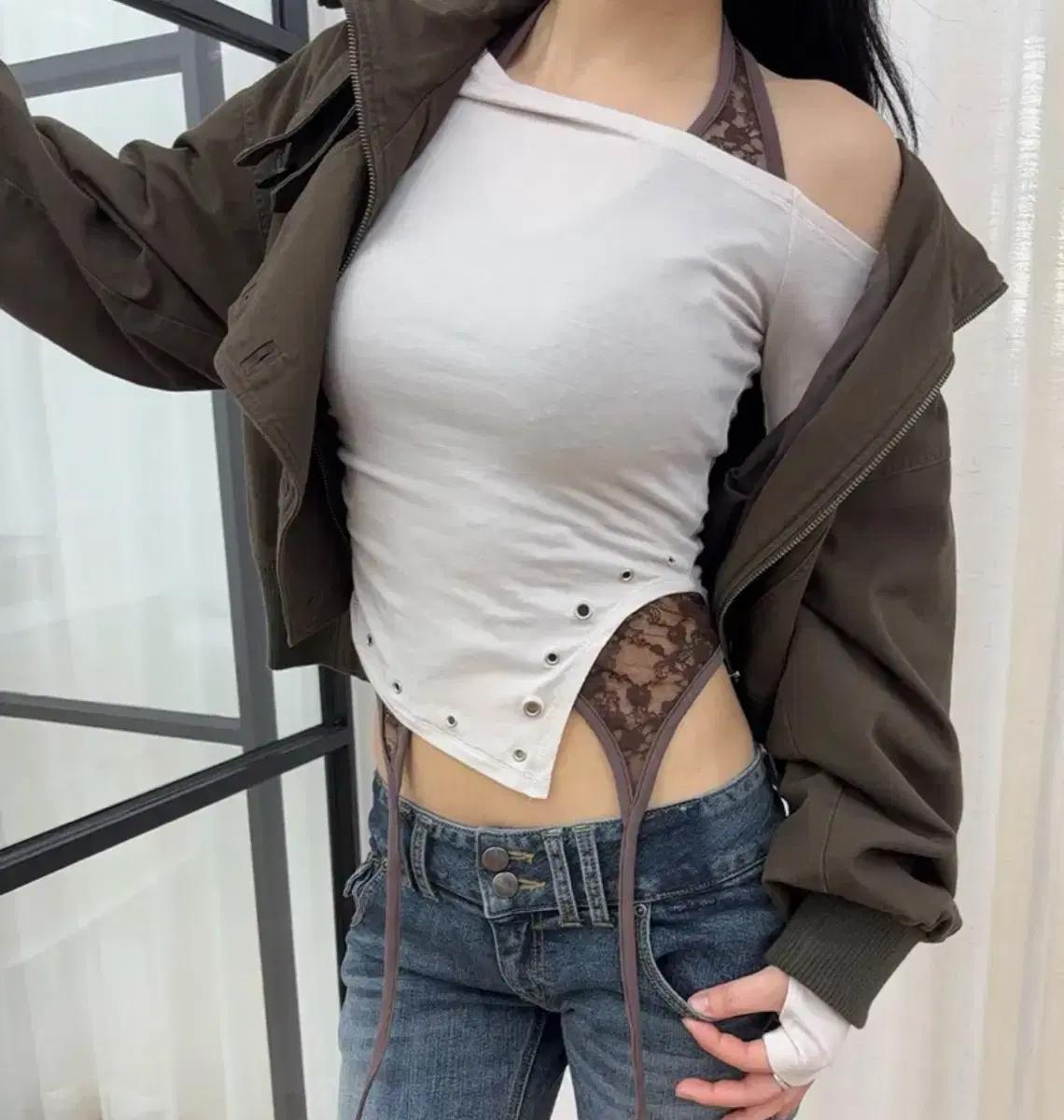 플리즈노팔로우 언발 셔링 티셔츠 + 가터 레이스 홀터 나시 브라운 베이지