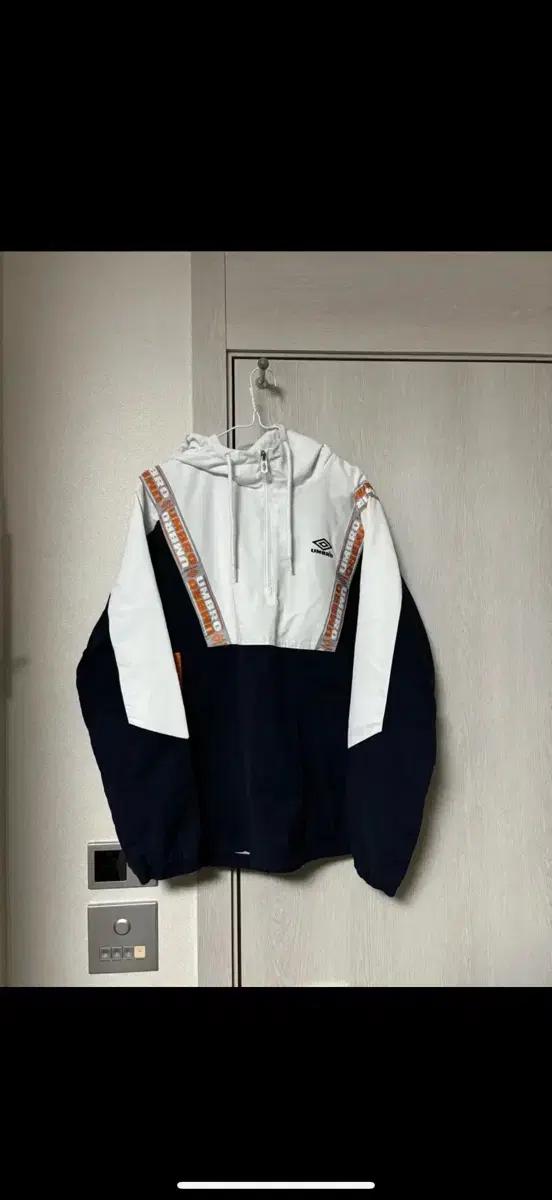 엄브로 화이트/네이비 후드 바람막이 M