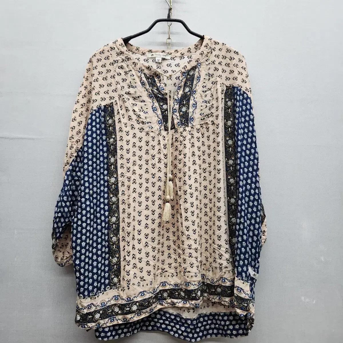 써스데이아일랜드 에스닉 패턴 보헤미안 셔링 블라우스 M(XL)