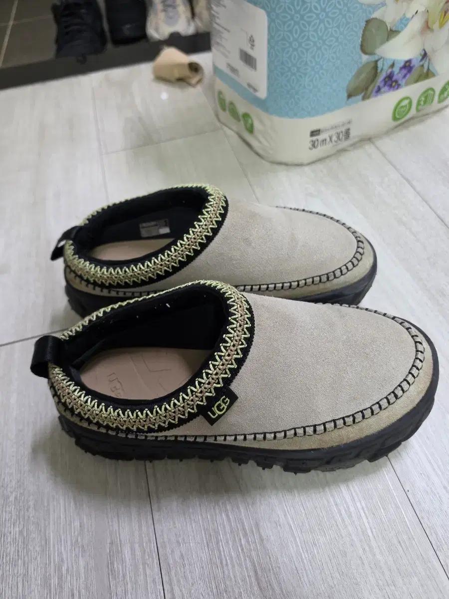 UGG 어그 벤처 뮬 슬리퍼 아이보리 4계절용 , 280사이즈 싸게팔아요